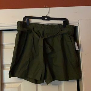 Paperbag olive green shorts